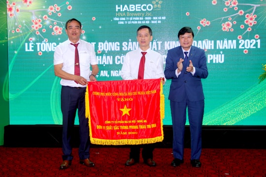 Công ty CP Bia Hà Nội - Nghệ An đón nhận Cờ thi đua của Chính phủ