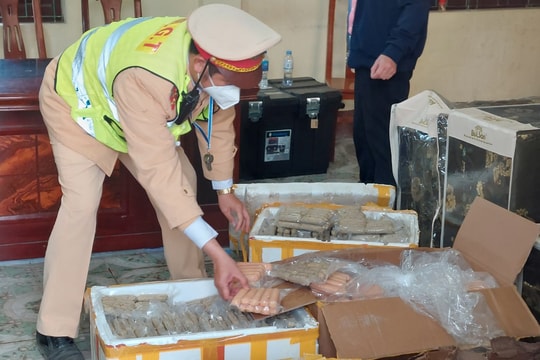 Phát hiện xe khách vận chuyển 5 tạ xúc xích, giò chả bốc mùi