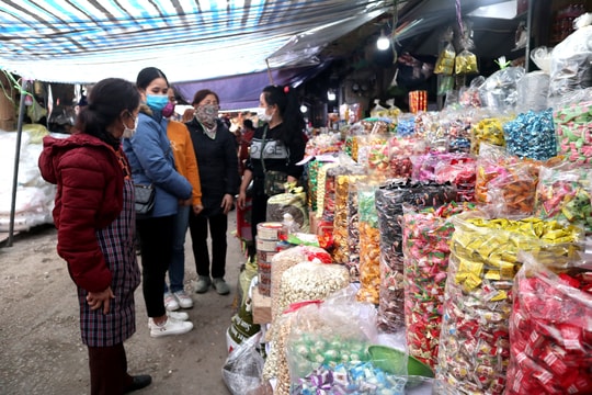 Nghệ An: 'Loạn' bánh kẹo trôi nổi dịp cận Tết