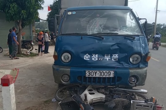 Xe tải va chạm xe máy, một người đi nhận lương hưu tử vong