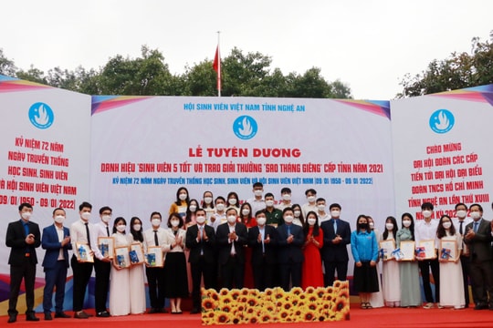 Nghệ An: Trao thưởng danh hiệu 'Sinh viên 5 tốt' và 'Sao tháng Giêng' năm 2021