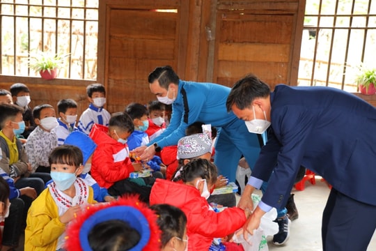 Trao tặng áo ấm và hàng trăm suất quà cho học sinh Trường Tiểu học Lưu Kiền (Tương Dương)