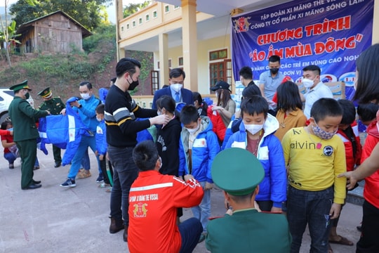 Công ty CP Xi măng Sông Lam cùng Báo Nghệ An tặng 'Áo ấm mùa Đông' cho học sinh Kỳ Sơn