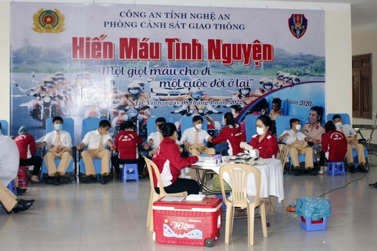 Hơn 100 CSGT Công an Nghệ An tham gia hiến máu tình nguyện