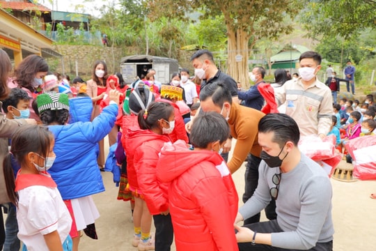 Tặng 1.000 'Áo ấm mùa đông' cho học sinh khó khăn vùng cao Nghệ An