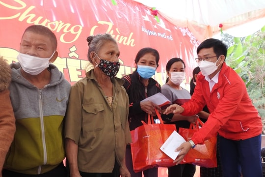 Hội Chữ Thập đỏ tỉnh trao hỗ trợ 250 triệu đồng cho người nghèo huyện Tân Kỳ