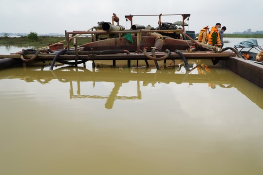 Khai thác cát trái phép trên tàu 'khủng', chống đối lực lượng chức năng