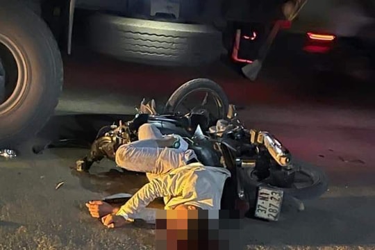 Va chạm vào đuôi xe trộn bê tông, nam thanh niên tử vong trên đường cấp cứu