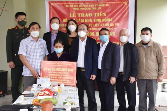 Trao 50 triệu đồng hỗ trợ xây nhà tình nghĩa và quà Tết người nghèo tại huyện Quỳnh Lưu