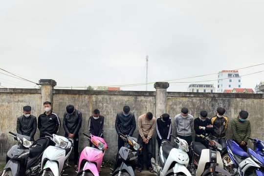 Triệu tập 10 thanh niên điều khiển xe máy dàn hàng ngang lạng lách, đánh võng trên quốc lộ