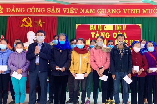 Ban Nội chính Tỉnh ủy tặng quà tết cho các hộ nghèo vùng cao​