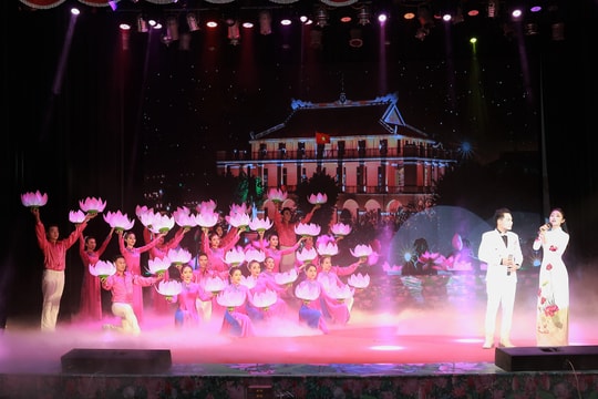 Lắng đọng chương trình nghệ thuật 'Tình Bác trong khúc giao Xuân'