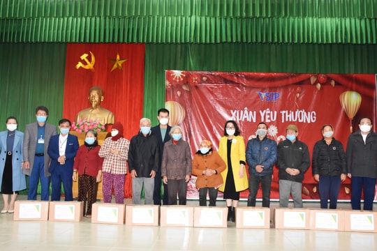 VSIP Nghệ An trao tặng gần 500 suất quà Tết cho người dân có hoàn cảnh khó khăn 