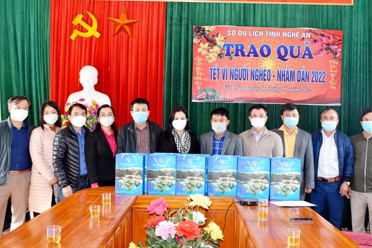Sở Du lịch tặng quà Tết cho người nghèo huyện Anh Sơn và Nam Đàn