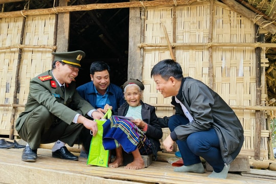 Công ty Thủy điện Bản Vẽ và Công an tỉnh tặng quà Tết tại Tương Dương