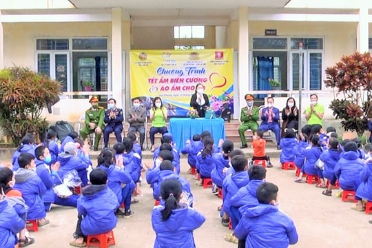 Trao quà Tết cho người nghèo tại Quế Phong và Quỳ Hợp