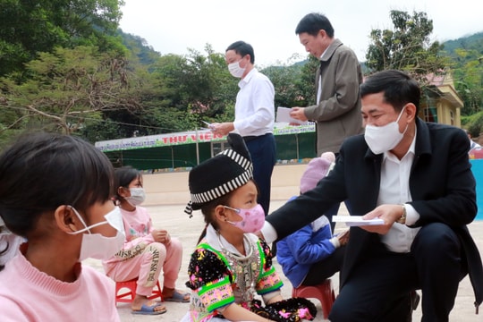 Ngành Giáo dục Nghệ An trao tặng 540 suất quà Tết cho giáo viên và học sinh vùng cao