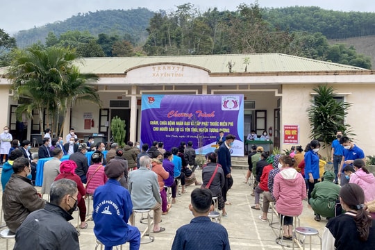 Ngành Y tế Nghệ An khám bệnh miễn phí, tặng quà Tết cho người dân vùng cao