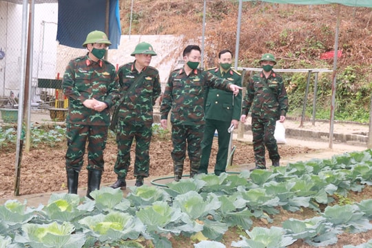 Chỉ huy trưởng Bộ CHQS tỉnh kiểm tra và tặng quà Tết ở các huyện vùng cao
