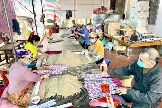 Làng nghề hương trầm Quỳ Châu 'thức trắng đêm' để làm hàng Tết