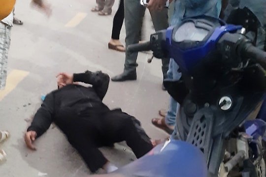 Va chạm xe máy lúc chập choạng khiến một phụ nữ sắp sinh tử vong