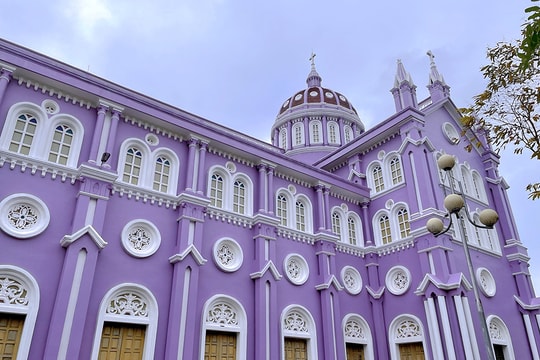 Mê mẩn trước vẻ đẹp đầy màu sắc của những nhà thờ tại xứ Nghệ