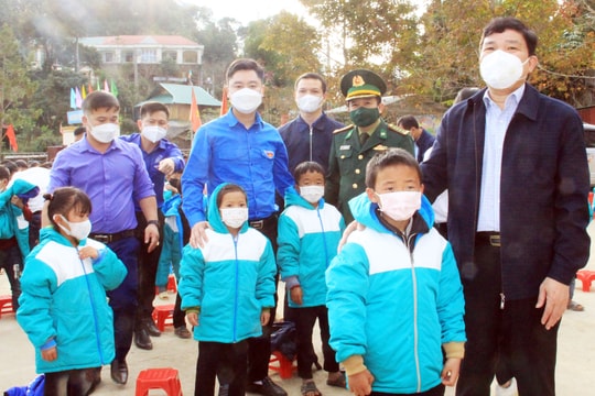 Chương trình 'Xuân ấm áp – Tết sẻ chia' đến với đồng bào nghèo ở huyện Kỳ Sơn