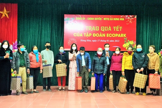 Tập đoàn Ecopark trao hơn 300 suất quà Tết tại xã Hưng Hòa (TP Vinh)