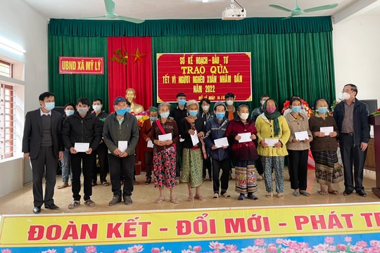 Sở Kế hoạch và Đầu tư tỉnh Nghệ An tặng quà người nghèo 