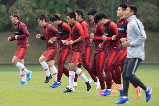 HLV ĐT Australia ngại Hồng Duy; ĐT Trung Quốc huấn luyện đặc biệt trước khi gặp ĐT Việt Nam 
