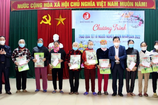 Báo Nghệ An phối hợp với Bưu điện tỉnh trao quà Tết người nghèo ở Hưng Nghĩa, Hưng Nguyên 