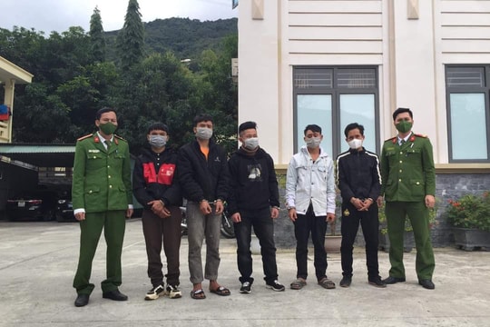 Bắt khẩn cấp đối tượng trèo tường vào khu cách ly thăm bạn gái và đánh trả lực lượng công an