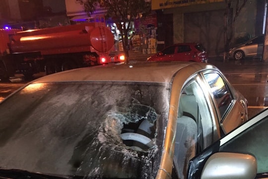 Ô tô bốc cháy khi đậu bên vỉa hè