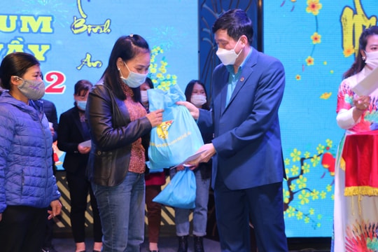 Trao 200 suất quà 'Tết sum vầy' cho người lao động có hoàn cảnh khó khăn