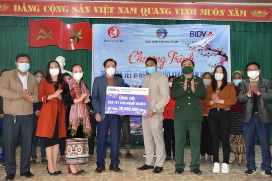 Ban Dân tộc, Báo Nghệ An và BIDV Nghệ An trao quà Tết cho các hộ nghèo xã Tri Lễ (Quế Phong)