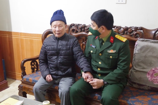 Đoàn công tác của tỉnh thăm, chúc Tết các đồng chí nguyên Chỉ huy trưởng Bộ CHQS tỉnh