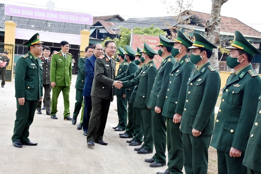 Giám đốc Công an tỉnh thăm, tặng quà Tết đồng bào, chiến sỹ huyện biên giới Kỳ Sơn