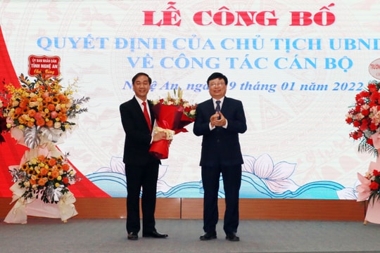 Trao Quyết định bổ nhiệm Hiệu trưởng Trường Đại học Kinh tế Nghệ An