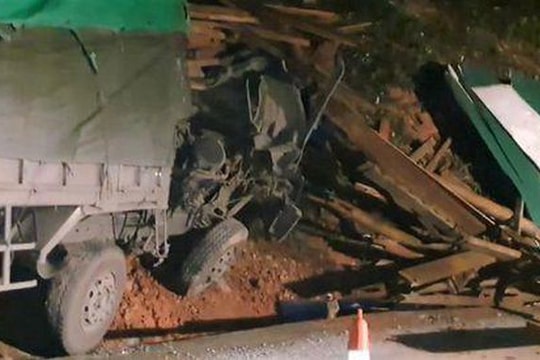 Xe chở gỗ mất lái, 3 người thương vong