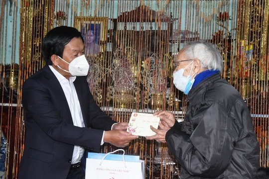 Trưởng Ban Tổ chức Tỉnh ủy thăm, tặng quà Tết tại huyện Diễn Châu