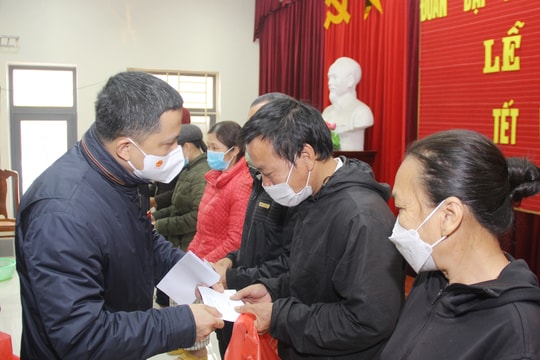 Đoàn đại biểu Quốc hội tỉnh trao tặng quà Tết tại các địa phương