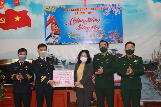 Đồng chí Nguyễn Thị Kim Chi thăm, chúc Tết các đơn vị, người dân ở thị xã Cửa Lò