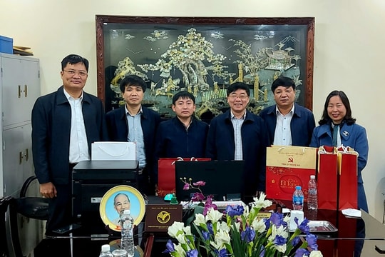 Đồng chí Nguyễn Văn Thông thăm, chúc Tết Trường Trung cấp Kinh tế - Kỹ thuật thành phố Vinh