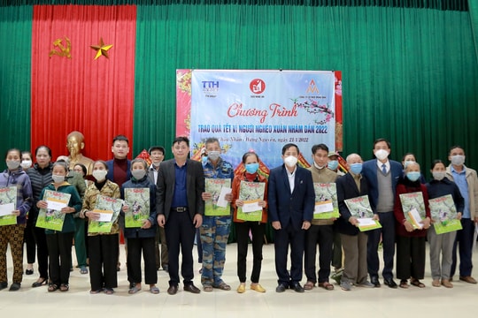Báo Nghệ An phối hợp với TTH GROUP và Công ty May Minh Anh Kim Liên trao 100 suất quà Tết 