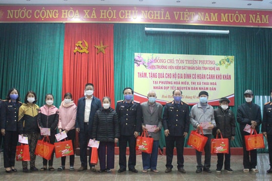 Viện trưởng Viện kiểm sát nhân dân tỉnh tặng quà Tết cho người nghèo