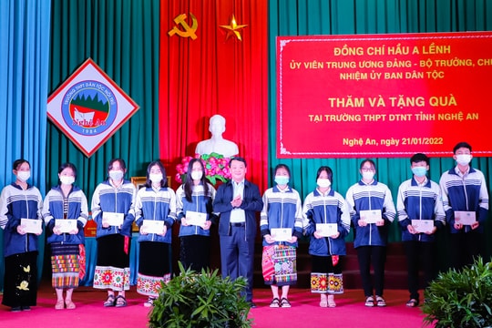 Bộ trưởng, Chủ nhiệm Ủy ban Dân tộc thăm, tặng quà Trường THPT Dân tộc nội trú tỉnh