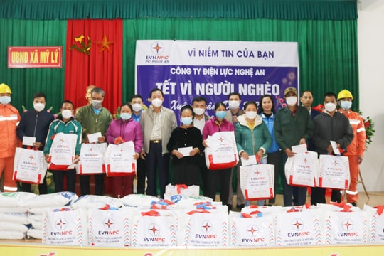 Công ty Điện lực Nghệ An trao tặng quà Tết cho người nghèo huyện Kỳ Sơn