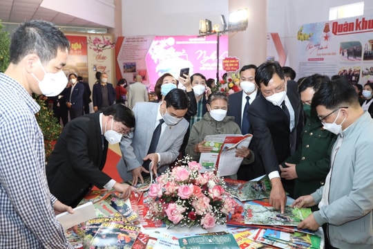 Nghệ An: Gần 1.000 ấn phẩm tham gia 'Bìa báo, tạp chí Tết, gian trưng bày đẹp' tại Hội báo Xuân 2022