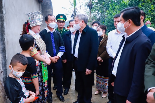 Chánh án Tòa án nhân dân tối cao Nguyễn Hòa Bình thăm, chúc Tết tại huyện biên giới Kỳ Sơn