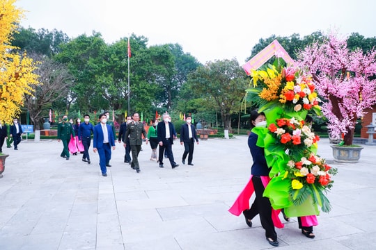 Chánh án Tòa án nhân dân tối cao Nguyễn Hòa Bình dâng hương tại Khu Di tích Kim Liên